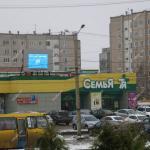 Два экрана на оживленных улицах города Березники