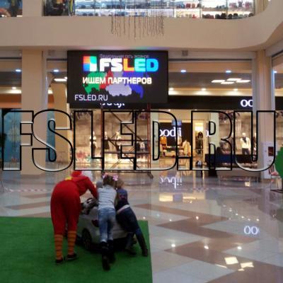 Led экран в помещении торгового центра