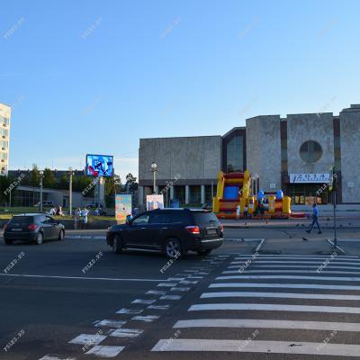Отличный светодиодный экран размером 4 на 3 метра